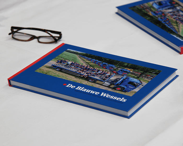 blauwe wessels op tafel